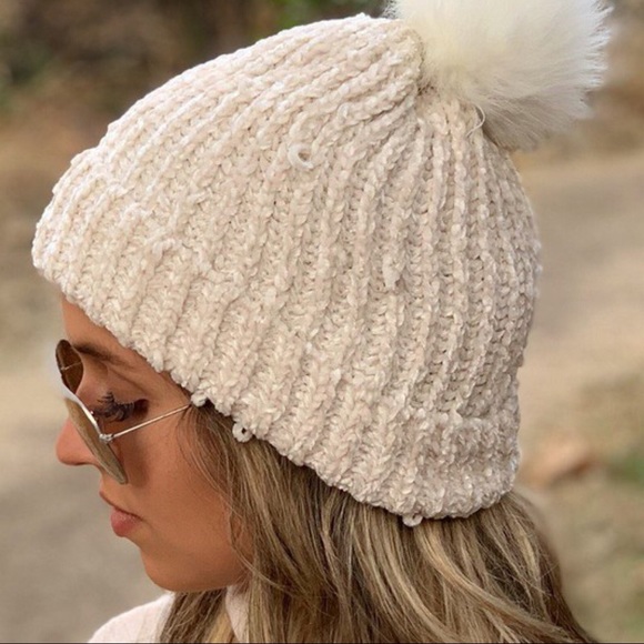 CLEARANCE‼️Chenille Pom Pom Beanie-Ivory - Picture 3 of 5